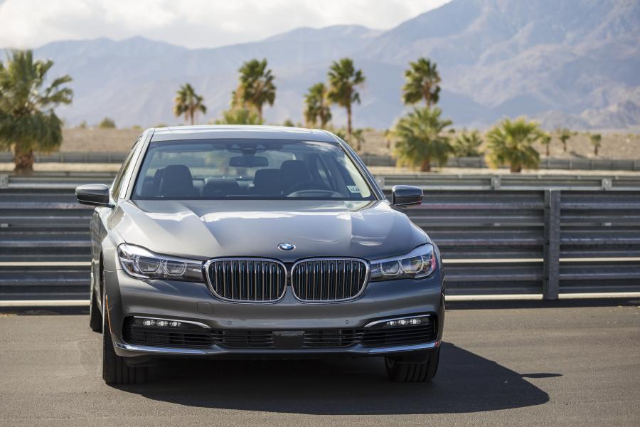  BMW 740e iPerformance (G11) 2018 года  (NA) (фото 33 из 40)